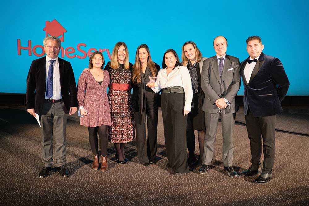 Equipo HomeServe recibiendo el premio ERC en la categoría de mejor proyecto Experiencia Empleado
