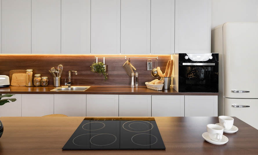 Una vitrocerámica de 4 cables en una cocina con varios utensilios a su alrededor
