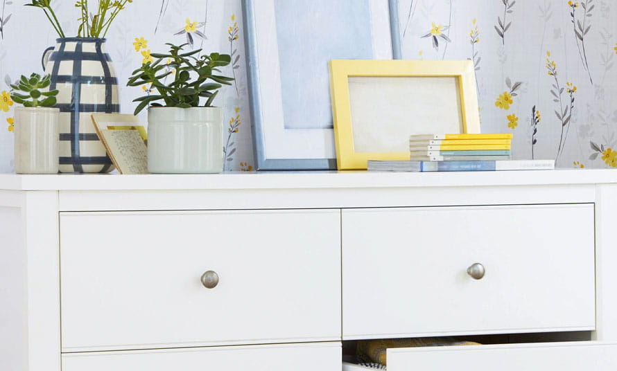 Un mueble que dispone de tres cajones con correderas